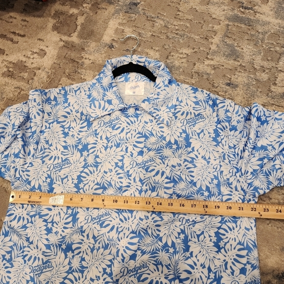LA Dodgers Hawaiian Print Sort Sleeve Button Up Shirt Blue White Size Medium - Picture 7 of 16